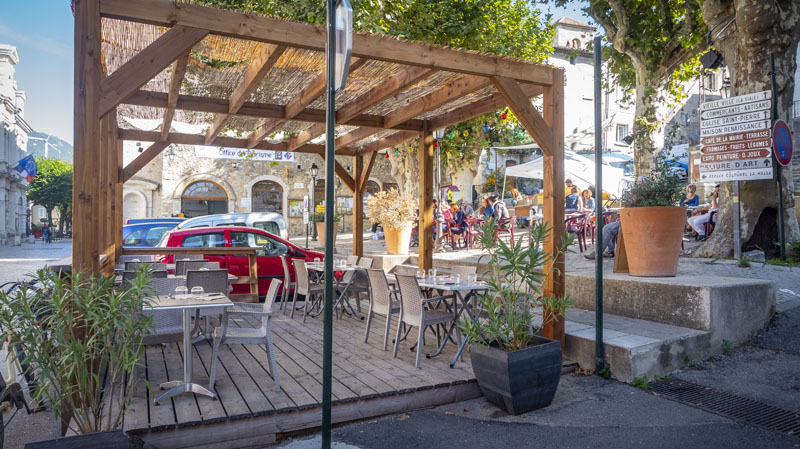 Manger sur la terrasse de notre restaurant Dieulefit