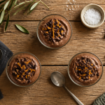 mousse chocolat sans sucre en verrines sur table bois
