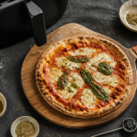 Pizza in an air fryer Margherita sur planche bois