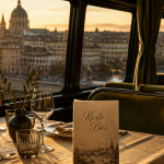 Intérieur resto bus vitré au coucher du soleil