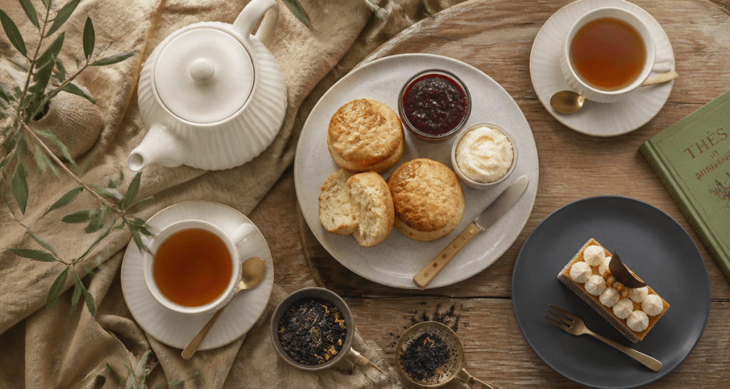 Salon de thé Bordeaux table avec scones et thé