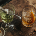 morceau de sucre dans l'alcool sur une table de bar
