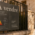 Panneau immobilier avec mention À vendre et DPE à vérifier