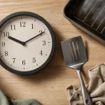 Pendule pour cuisine, cadran lisible noir mat sur plan de travail bois