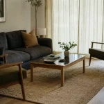 Tapis dans salon beige sable, canapé gris, 30 cm de débord