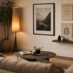 Décorer mur blanc avec cadres, miroir rond et étagère flottante