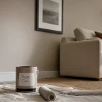 Peinture taupe clair sur mur, salon moderne