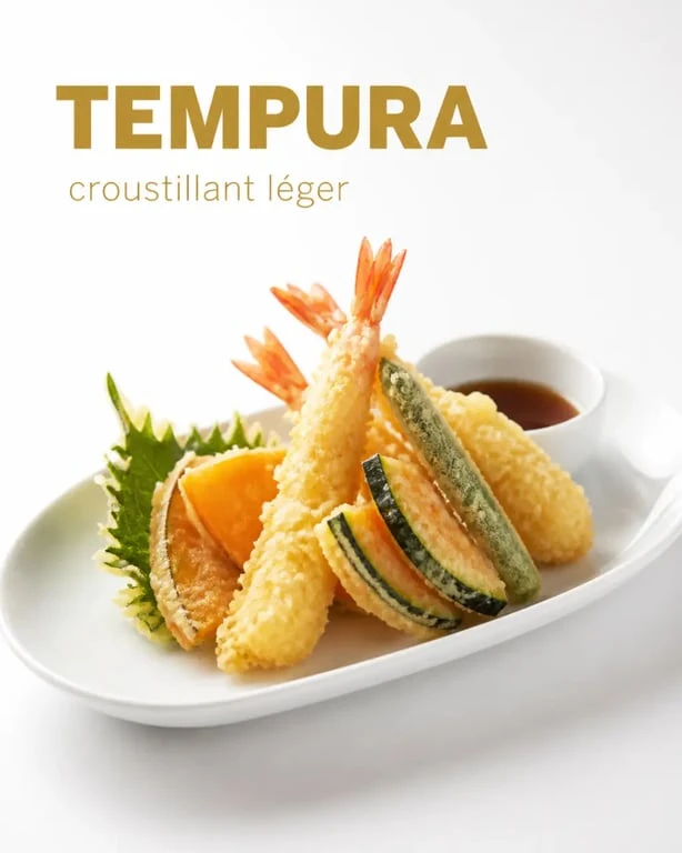 pâte tempura croustillante servie avec légumes et crevettes dorés sur assiette blanche